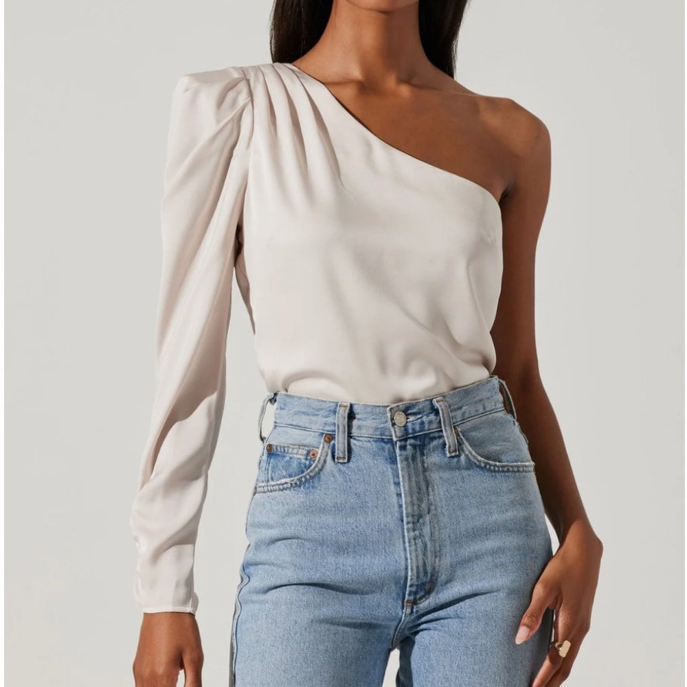 ASTR The Label Asymmetrical Puff Sleeve Top